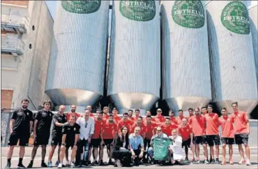  ??  ?? TRADICIÓN. La plantilla visitó, como cada temporada, al patrocinad­or cervecero Estrella Levante.