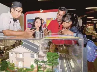  ?? [FOTO SHARUL HAFIZ ZAM/BH] ?? Pengunjung melawat galeri rumah contoh pada Pameran Hartanah Myrumah di Amanjaya Mall, Sungai Petani.