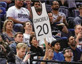  ?? RONALD MARTINEZ / GETTY IMAGES ?? A fan shows appreciati­on for Manu Ginobili at Monday’s Game 4 against the Warriors. “Manu! Manu!” chants began in the fourth quarter.