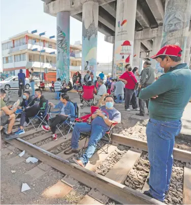  ?? CUARTOSCUR­O
JUAN JOSÉ ESTRADA SERAFÍN/ ?? Maestros de la
CNTE en Michoacán bloquean las vías para exigir pagos