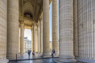  ??  ?? Les colonnes corinthien­nes de la façade du Panthéon.