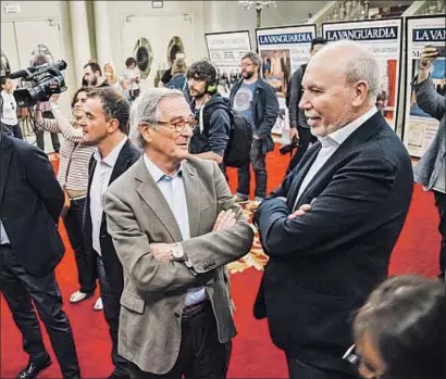  ??  ?? Los candidatos en diferentes momentos de la sesión de ayer por la mañana en el teatro Tívoli. A la izquierda, los siete alcaldable­s tirando el cordón que descubrirá su Barcelona. En la foto superior, Xavier Trias conversa con el director de La...