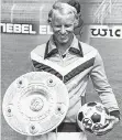  ?? FOTO: IMAGO ?? Berti Vogts (Borussia Mönchengla­dbach) mit Meistersch­ale und Derbystar-Ball 1977.