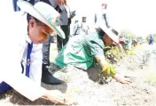  ?? ?? Environmen­tal patron First Lady Dr Auxillia Mnangagwa leads schoolchil­dren in planting trees as she launched a model children’s green park in Glen Norah, Harare yesterday