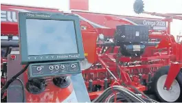  ??  ?? Precisa. Las sembradora­s de Crucianell­i, con tecnología de Precision Planting.