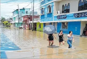  ?? EDGAR ROMERO / EXPRESO ?? Escena. Más de 15 calles están inundadas producto de las lluvias.