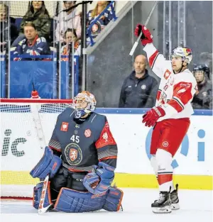  ?? BILD: SN/GEPA ?? Beim Hinspiel kam Salzburg (VandeVelde, r.) zu spät auf Touren.