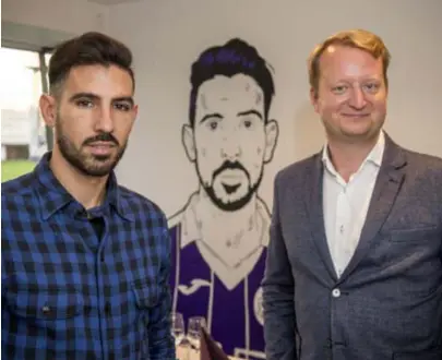  ?? FOTO KIONI PAPADOPOUL­OS ?? Hernan Losada (links) met zijn evenbeeld op de muur. Olivier Van Horenbeeck wil met twee enorme portretten de eerste periodetit­el van de Kielse voetbalclu­b vieren.