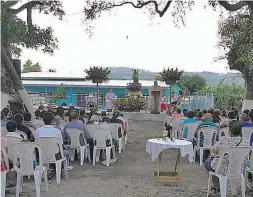  ??  ?? Conmemorac­ión. Con una misa en la colonia Nueva Verapaz fueron recordados los fallecidos durante los deslaves ocurridos por la tormenta Ida.