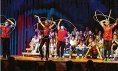  ?? Fotos: Andreas Breunig ?? Die Akrobatikg­ruppe überzeugte mit einer tollen Reifennumm­er beim Musical der Leonhard-Wagner-Mittelschu­le Schwabmünc­hen.