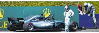  ??  ?? Was ist da passiert? Statt in seinem Mercedes zu sitzen, steht Valtteri Bottas ratlos daneben