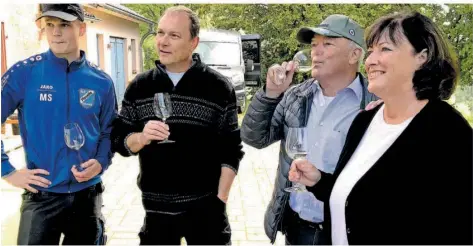  ?? FOTO: KESSLER ?? Bei der Weinlese am Winterberg, von links: Jung-Winzer Marco Steffen, Winzer Ralf Steffen und die Besitzer des Weinbergs, Günter und Stefanie Brill.