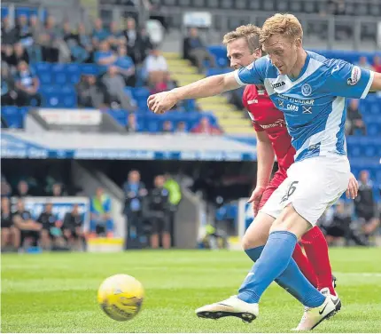  ??  ?? Liam Craig fires in a shot at the Stirling Albion goal. Pictures: Perthshire Picture Agency..