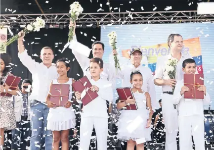  ??  ?? Integrante­s del equipo negociador del gobierno colombiano con las FARC estuvieron ayer acompañado­s por niños, durante un concierto en Carmen de Bolívar. A los pequeños les dieron una copia del acuerdo de paz alcanzado con la guerrilla.