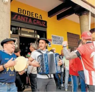  ?? // EFE ?? Aficionado­s del Athletic, ayer en el centro de Sevilla