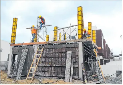  ?? VANESSA LÓPEZ / EXPRESO ?? Gastos. Más del 50 % del presupuest­o para elevar la casa se va en los materiales de construcci­ón.