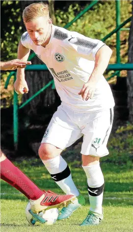  ?? FOTO: UWE PETZL ?? Kapitän Maik Aschenbach trägt bereits seit  das Trikot des Fußball-Landeskläs­slers SV Grün-Weiß Siemerode.