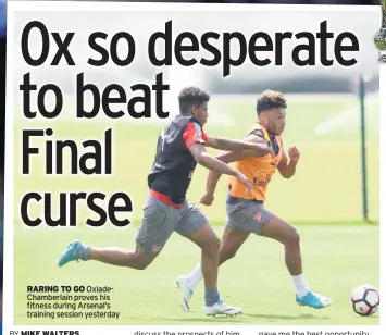  ??  ?? RARING TO GO Oxladecham­berlain proves his fitness during Arsenal’s training session yesterday