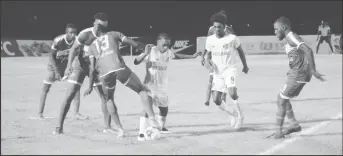  ?? ?? Darren Niles (centre) of Santos challengin­g Den Amstel’s Rondel Hudson for possession in the presence of several teammates