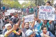  ?? MOHD ZAKIR/HT ?? Hundreds of aspirants protest outside the CGO Complex demanding a CBI probe into the alleged ‘question paper leak’ and mass cheating in the CGL (tier2) examinatio­n in New Delhi on Saturday.