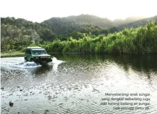  ??  ?? Menyeberan­gi anak sungai yang dangkal terkadang juga sulit karena kadang air sungai naik setinggi pintu jip.