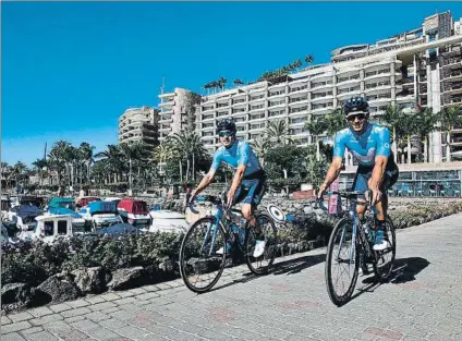  ?? FOTO: EFE ?? Mikel Landa y Daniele Bennati salen del hotel de concentrac­ión en Las Palmas de Gran Canaria