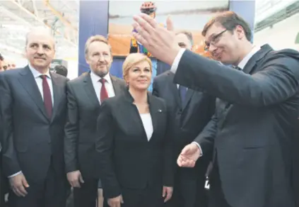  ??  ?? Hrvatska predsjedni­ca i srbijanski premijer u travnju ove godine na mostarskom gospodarsk­om sajmu