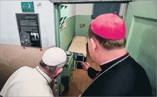  ?? ALESSANDRO DI MEO / AP ?? El Papa visitant una de les cinquanta cel·les originals del Museu de l’Ocupació i de la Lluita per la Llibertat a Vílnius