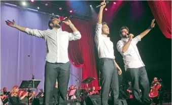  ?? ALFONSO QUIÑONES ?? Piero, Gianlucca e Ignazio, al final del concierto, dando la última nota de “Grande amore”.