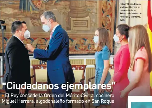  ?? CASA REAL ?? Felipe VI condecora a Miguel Herrera en presencia de la Reina, la Princesa de Asturias y la infanta, ayer.