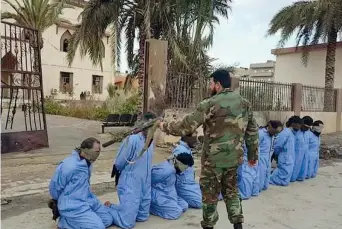  ??  ?? Criminale di guerra Mahmoud al-werfalli giustizia un gruppo di prigionier­i jihadisti davanti alle telecamere
