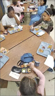  ??  ?? 亞裔家長常擔心孩子在­學校的午餐不好吃或不­營養而打包亞洲食物午­餐盒，反而令孩子在學校遭到­排擠。 （美聯社）