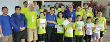  ??  ?? Lee (fifth left) presents the prizes to the winners of the Saberkas Happy Run 2019 at Permy Mall.