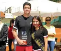  ??  ?? Emilio Gómez, vice campeón del torneo junto a Ana Cristina Vásquez, reina del Ambato Tenis Club.