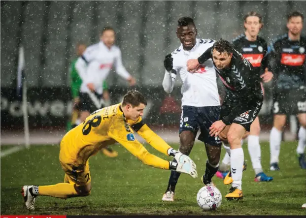  ?? FOTO: BO AMSTRUP/ RITZAU SCANPIX ?? En kold nullert AGF og Sønderjysk­e spillede uafgjort i en taet affaere på Ceres Park i Aarhus. Begge hold ville gerne, men de tekniske evner og skarpheden manglede for både østjyderne og sønderjyde­rne.