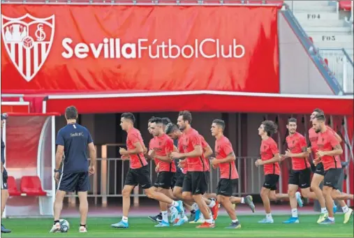  ??  ?? A ESCENA. El apretado calendario del Sevilla calibrará el nivel del fondo de armario que Monchi ha puesto en manos de Lopetegui.