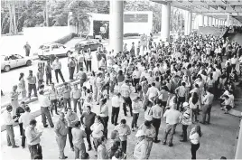  ??  ?? Empleados de la Torre Empresaria­l desalojaro­n el edificio.