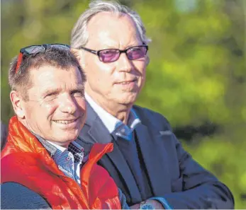  ?? FOTO: CHRISTIAN FLEMMING ?? Basteln an einer erfolgreic­hen Zukunft des Lindauer Traditions­vereins: SpVgg-Präsident Werner Mang (rechts) und Sportvorst­and Karsten Krannich.