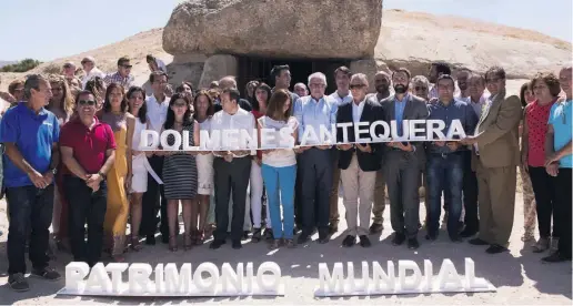  ?? Foto: EFE ?? Kurz nachdem in Istanbul die Dolmen von Antequera zum Weltkultur­erbe der Menschheit erklärt wurden, versammelt­en sich vor der Megalithan­lage Mitarbeite­r, Besucher, Anwohner und Politiker, um den Erfolg zu feiern.