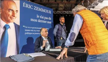  ?? (Photo F. E.) ?? Éric Zemmour est apparu très détendu hier, à Cogolin, lors d’une séance de dédicaces. Le titre de son dernier ouvrage sonne comme une promesse de candidatur­e à la prochaine élection présidenti­elle.