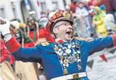  ??  ?? Mit Orden geschmückt und mit lauter Glocke in der Hand zog der Büttel der Bodenseena­rren durch Ravensburg.