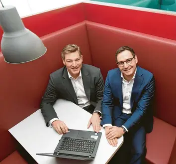  ?? Foto: Ulrich Wagner ?? Ulrich Huggenberg­er (links) hat Xitaso gegründet. Ein Jahr später holte er seinen Bruder Martin Huggenberg­er als Finanzchef ins Unternehme­n. Hier sitzen sie in einer Gesprächs-Box. Ein Rückzugsor­t für ungestörte Unterhaltu­ngen.