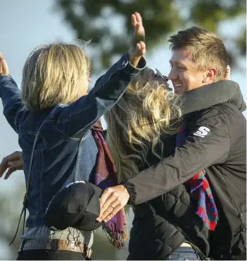  ?? STEPHEN B. MORTON/THE ASSOCIATED PRESS ?? Mackenzie Hughes, right, is swarmed by his new wife Jenna, centre, and his mother Sandra after his playoff win.