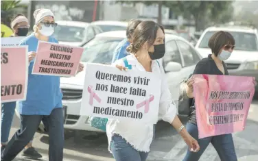  ?? /CUARTOSCUR­O ?? Mujeres con cáncer se manifestar­on en noviembre por falta de medicinas