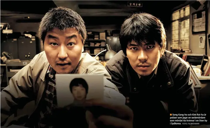  ?? FOTO: FILMIKAMAR­I ?? Song Kang-ho och Kim Roi-ha är poliser som jagar en seriemörda­re som mördat tio kvinnor i en liten by i Sydkorea.