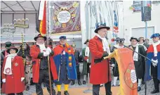  ?? FOTO: KLAUS WEISS ?? VFON-Präsident Reinhard Siegle (am Rednerpult) übergab die Standarte feierlich an die Gabelzünft­e.