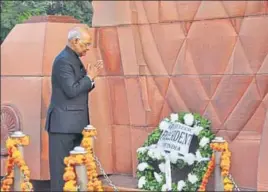  ?? SAMEER SEHGAL/HT ?? President Ram Nath Kovind paying homage to Jallianwal­a Bagh martyrs in Amritsar on Thursday. He later wrote in the visitors’ book that his eyes got moist on this occasion.