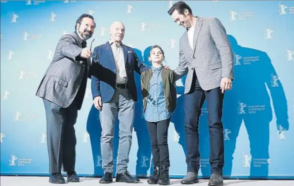  ?? IAN LANGSDON / EFE ?? El director, James Mangold, y los actores Patrick Stewart, Dafne Keen y Hugh Jackman, ayer a su llegada a la Berlinale