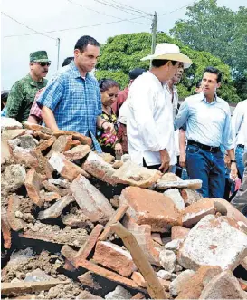  ?? ESPECIAL ?? El Presidente recorrió el poblado de Santiago Niltepec, en Oaxaca.