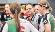  ?? RP-FOTO: STEPHAN KÖHLEN ?? Volles Handball-Programm: Trainer André Wernicke verzeichne­te beim DoppelEins­atz für Haans Frauen einen Sieg und eine Niederlage.